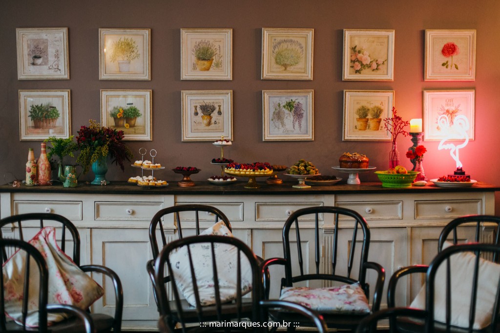 A casa de chás Teakettle com a mesa de doces SoulSweet | Objetos de Neon da Criativo Conceito